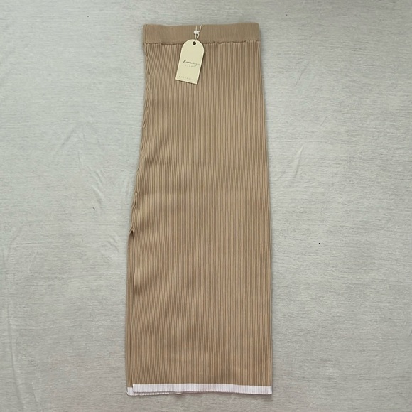 NWT Runway Scout neutral knit sweater set top/skirt size xs. Skirt has slit - Picture 5 of 11